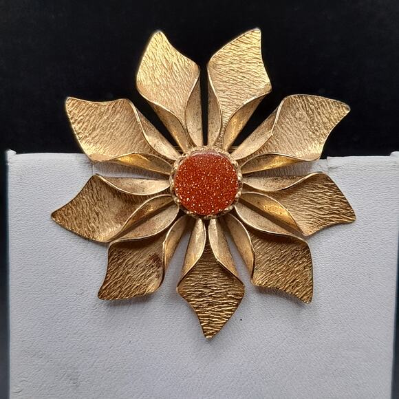 Vintage Goldstone Flower Brooch, Floral Pin, 1950s Jewelry - Picture 5 of 8
